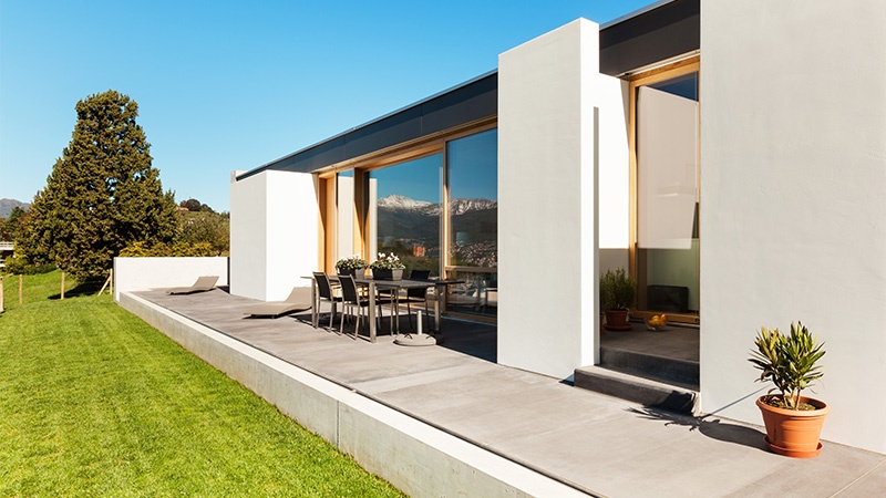 Pokládání zámkové dlažby u RD