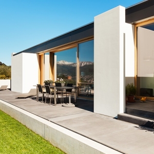 Pokládání zámkové dlažby u RD